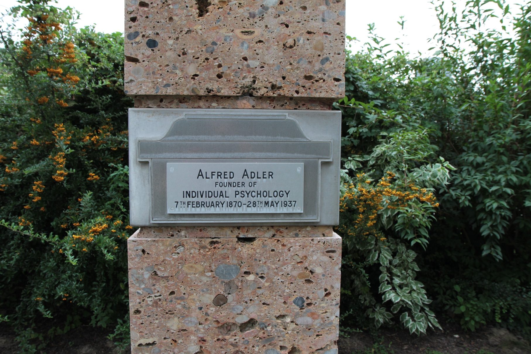 Alfred%20Adler%27s%20tomb%2C%20Vienna%20-%2002.JPG
